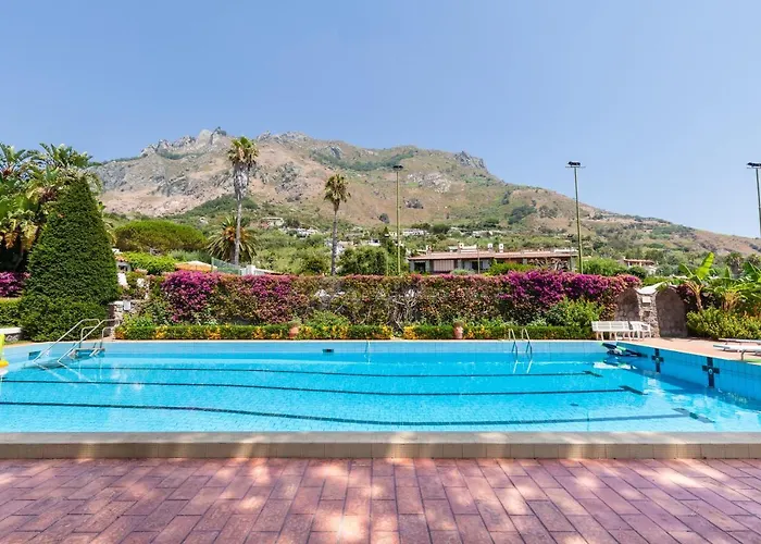 Villetta Con Giardino Esclusivo Di 1000 Mq, Piscina, Tennis, Calcio, Bocce