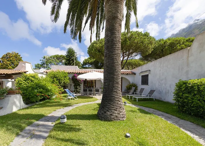 Villetta Con Giardino Esclusivo Di 1000 Mq, Piscina, Tennis, Calcio, Bocce