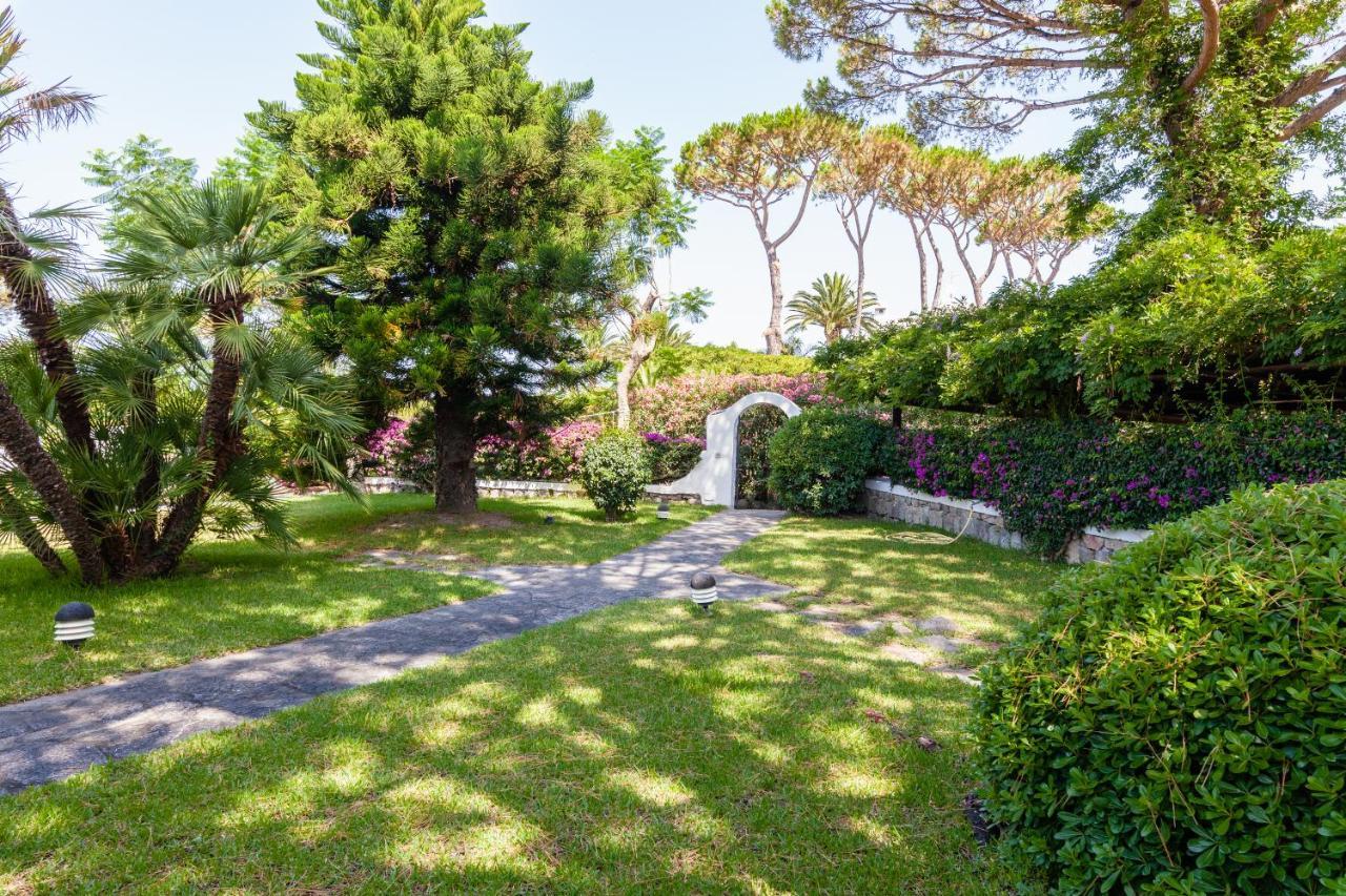 Con Giardino Esclusivo Di 1000 Mq, Piscina, Tennis, Calcio, Bocce * Forio (Isola d'Ischia)