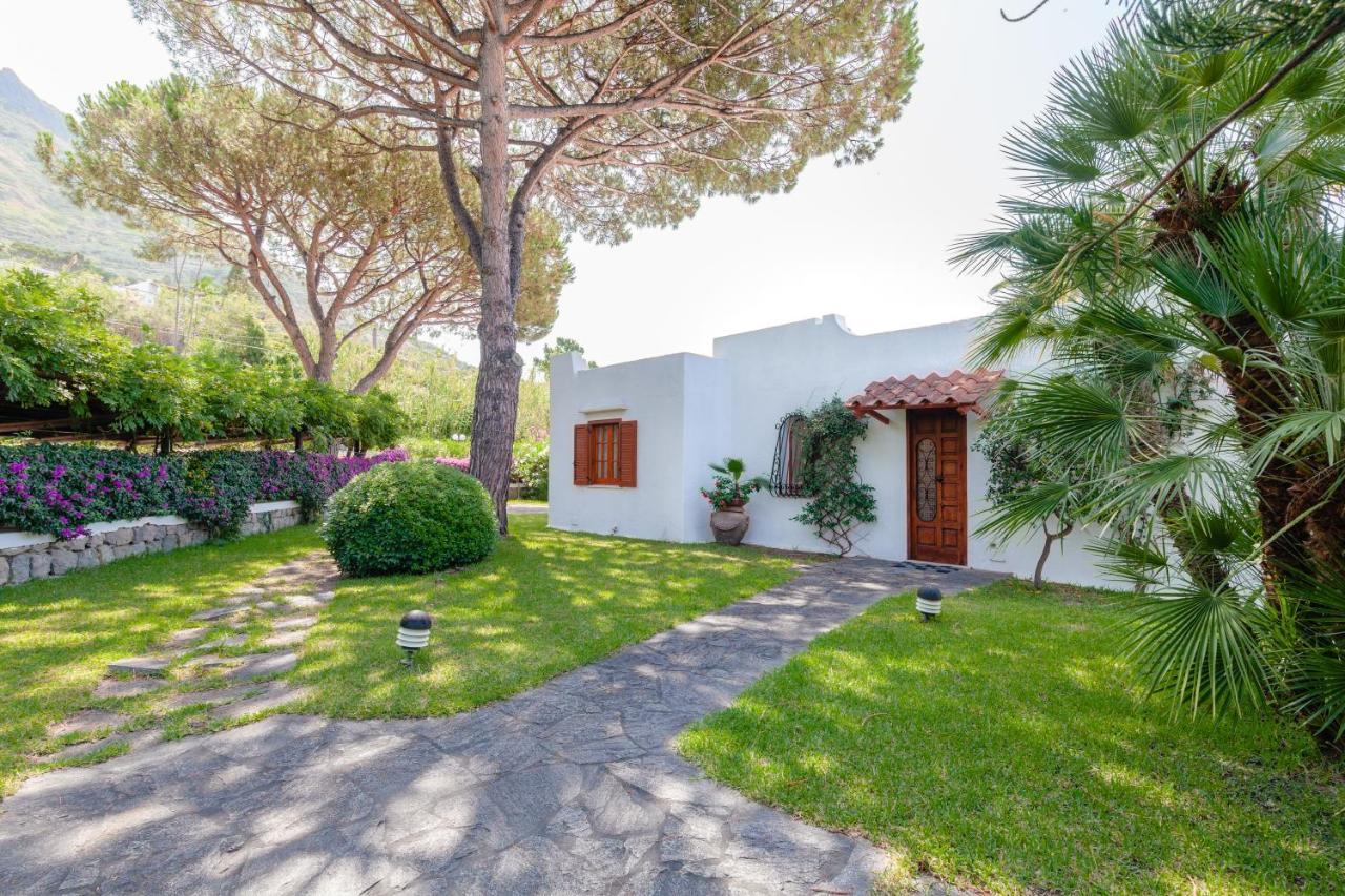 Villa Con Giardino Esclusivo Di 1000 Mq, Piscina, Tennis, Calcio, Bocce *