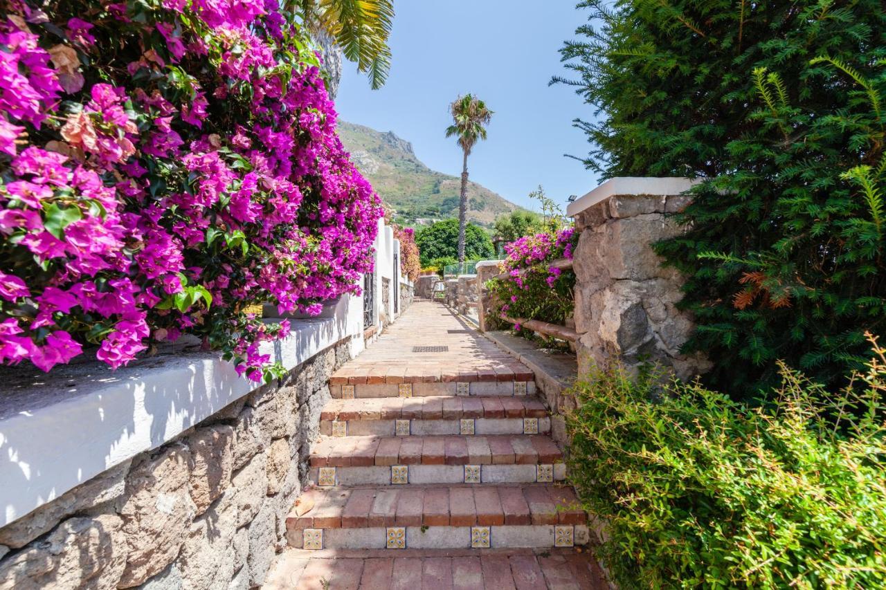 Villa Con Giardino Esclusivo Di 1000 Mq, Piscina, Tennis, Calcio, Bocce