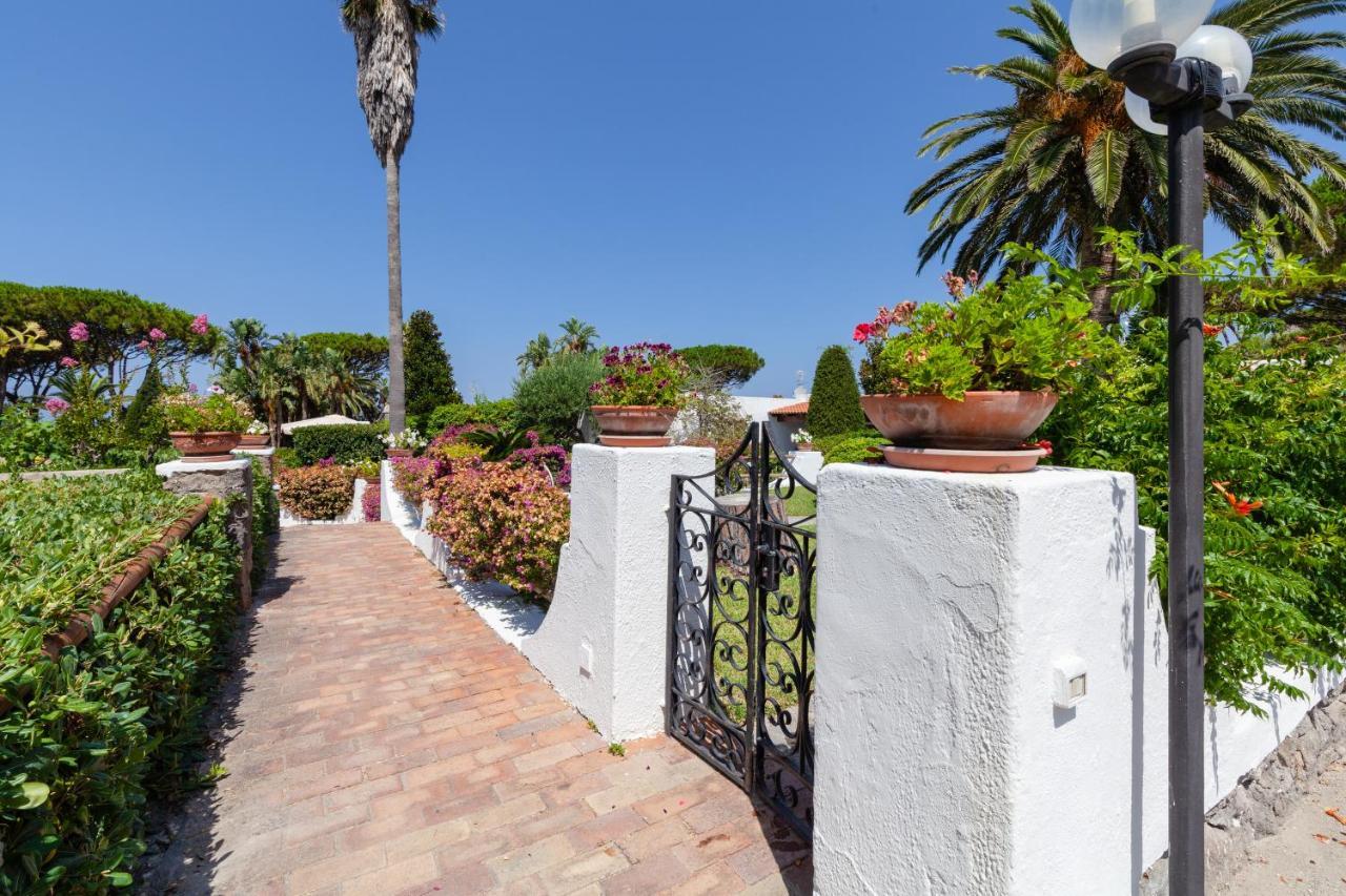 Villa Con Giardino Esclusivo Di 1000 Mq, Piscina, Tennis, Calcio, Bocce *