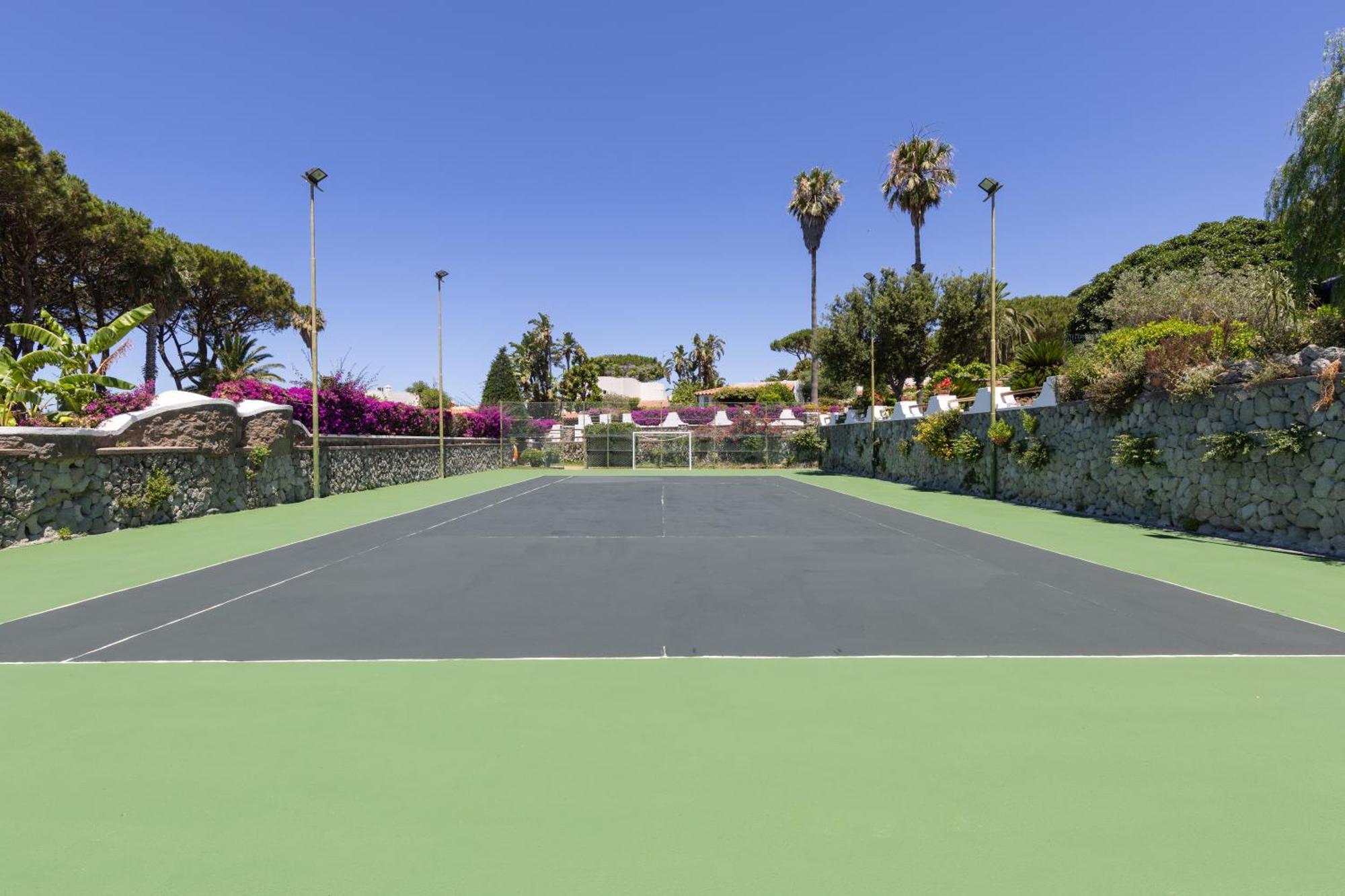 Con Giardino Esclusivo Di 1000 Mq, Piscina, Tennis, Calcio, Bocce Villa