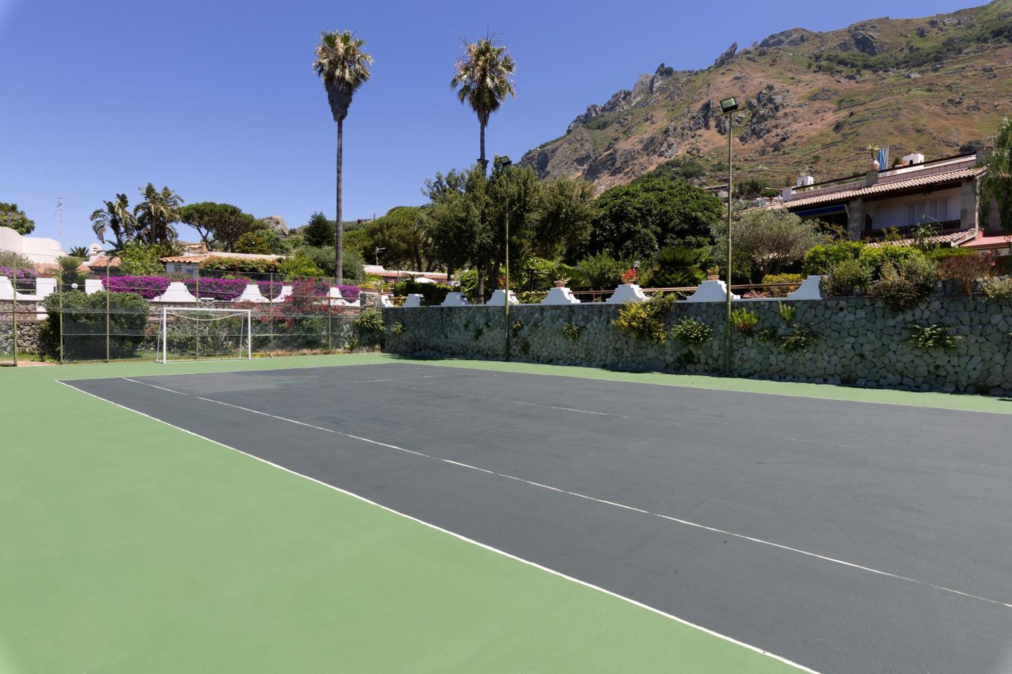 Con Giardino Esclusivo Di 1000 Mq, Piscina, Tennis, Calcio, Bocce * Forio (Isola d'Ischia)