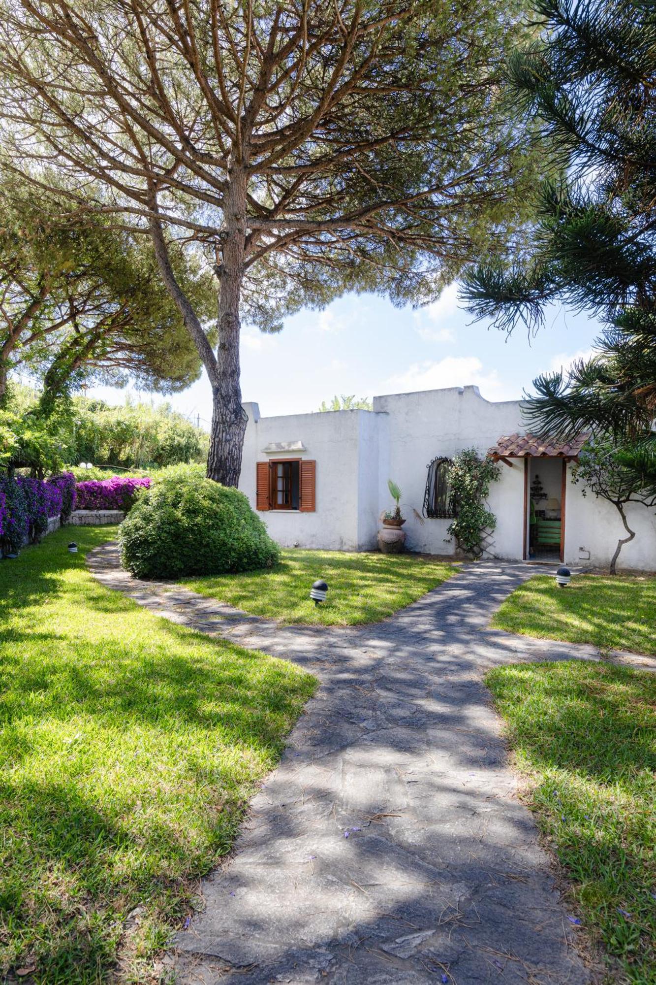 Con Giardino Esclusivo Di 1000 Mq, Piscina, Tennis, Calcio, Bocce