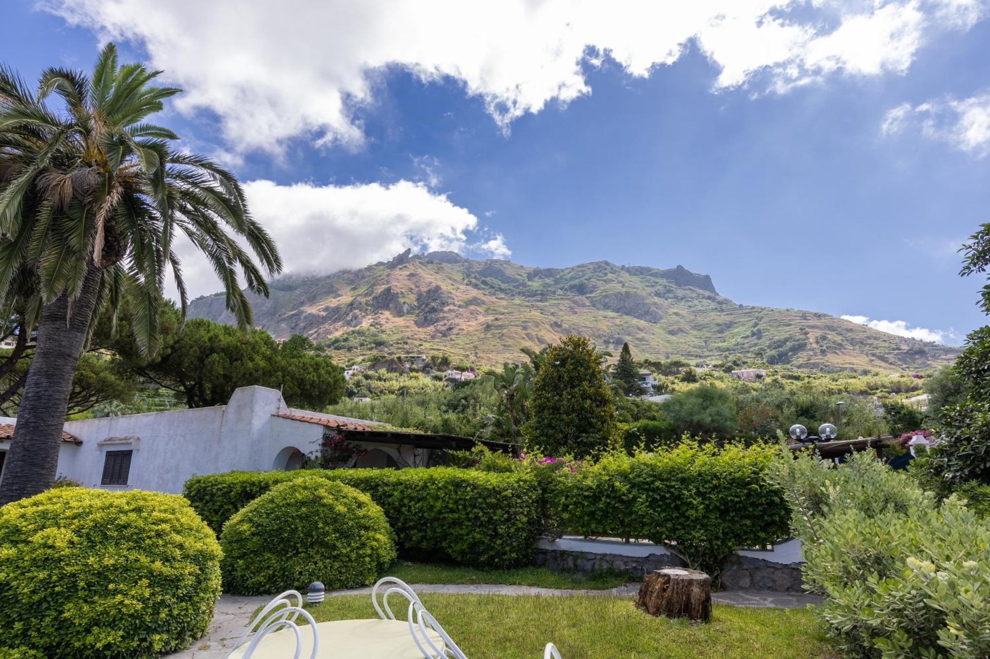 Villa Con Giardino Esclusivo Di 1000 Mq, Piscina, Tennis, Calcio, Bocce *