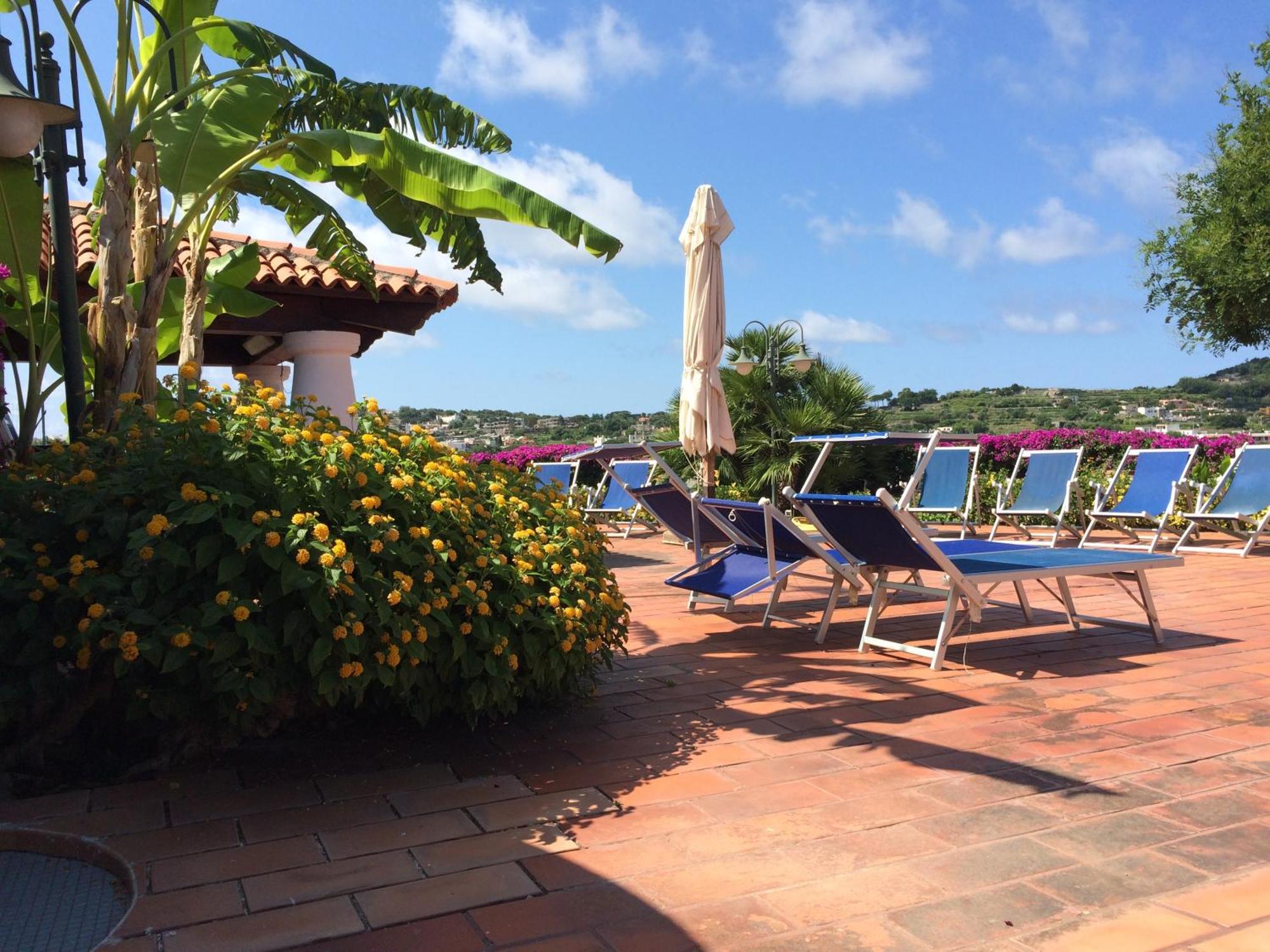Con Giardino Esclusivo Di 1000 Mq, Piscina, Tennis, Calcio, Bocce * Forio (Isola d'Ischia)