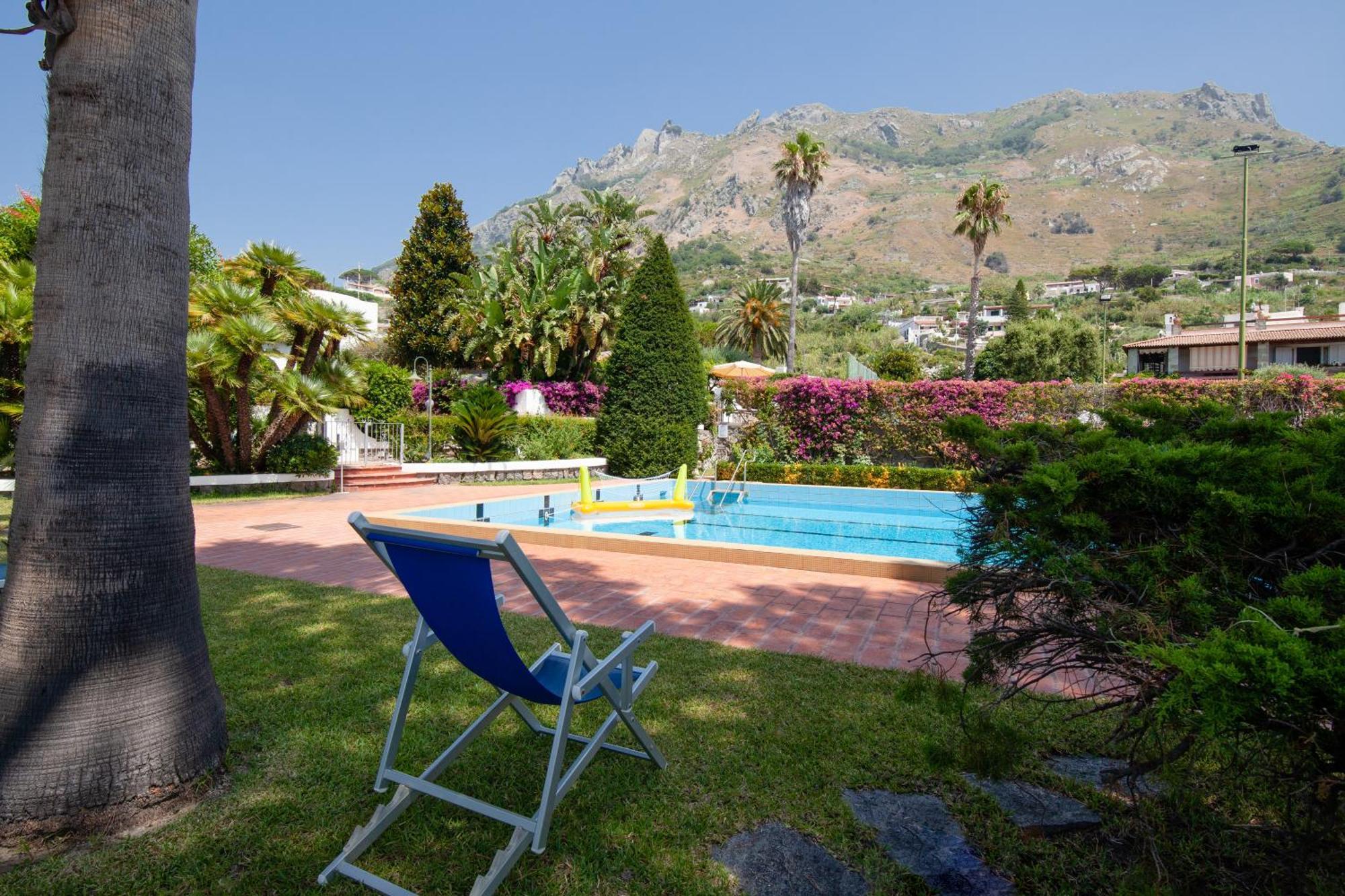 Con Giardino Esclusivo Di 1000 Mq, Piscina, Tennis, Calcio, Bocce *