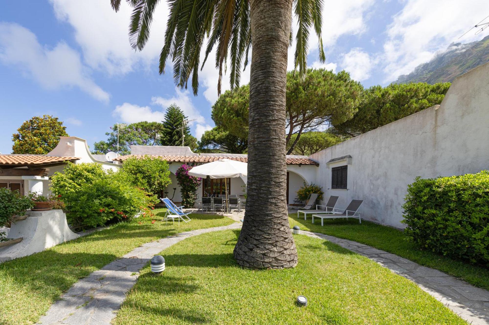 Villa Con Giardino Esclusivo Di 1000 Mq, Piscina, Tennis, Calcio, Bocce *