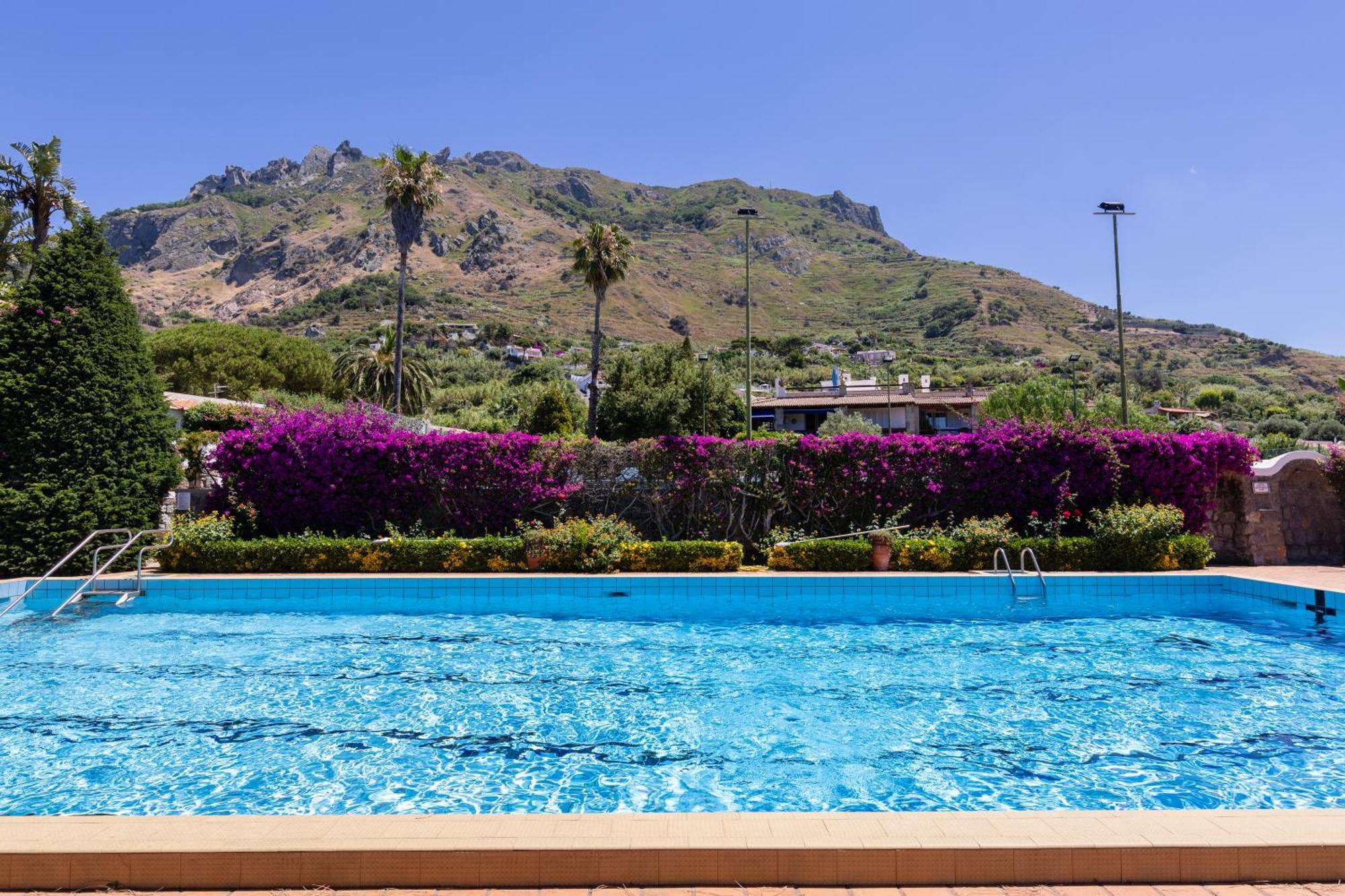 Con Giardino Esclusivo Di 1000 Mq, Piscina, Tennis, Calcio, Bocce Villa