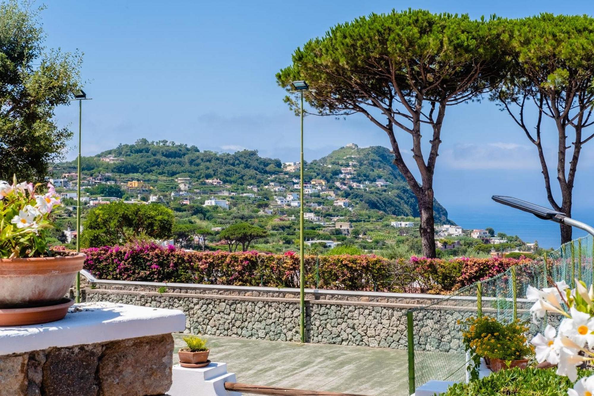 Villa Con Giardino Esclusivo Di 1000 Mq, Piscina, Tennis, Calcio, Bocce