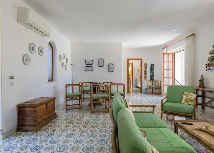 Villetta Con Giardino Esclusivo Di 1000 Mq, Piscina, Tennis, Calcio, Bocce