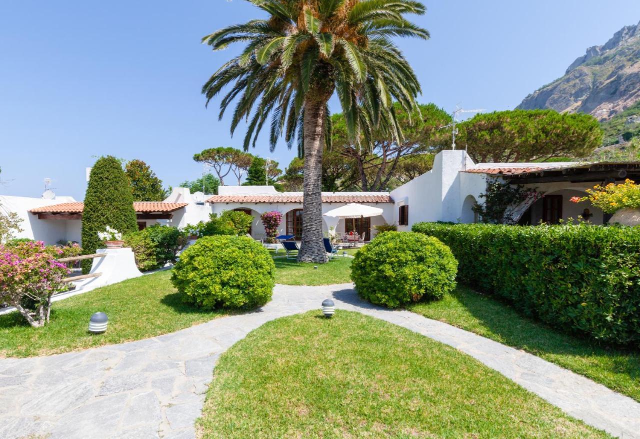 Con Giardino Esclusivo Di 1000 Mq, Piscina, Tennis, Calcio, Bocce Villa