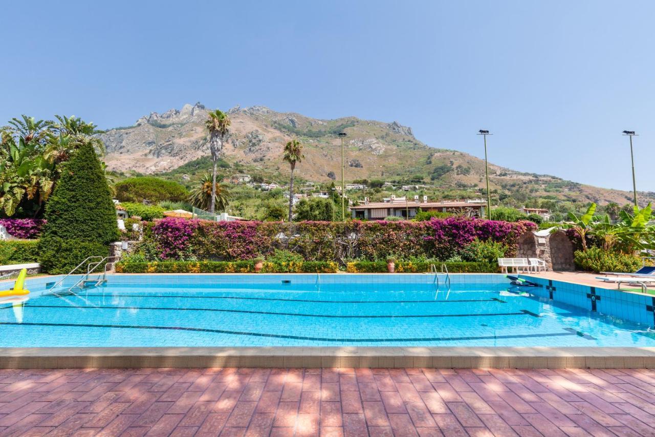 Con Giardino Esclusivo Di 1000 Mq, Piscina, Tennis, Calcio, Bocce Villa *