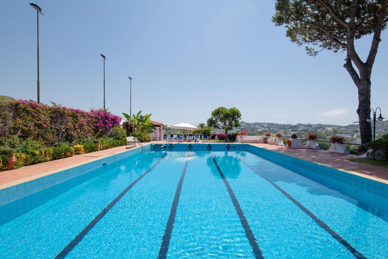 Con Giardino Esclusivo Di 1000 Mq, Piscina, Tennis, Calcio, Bocce *