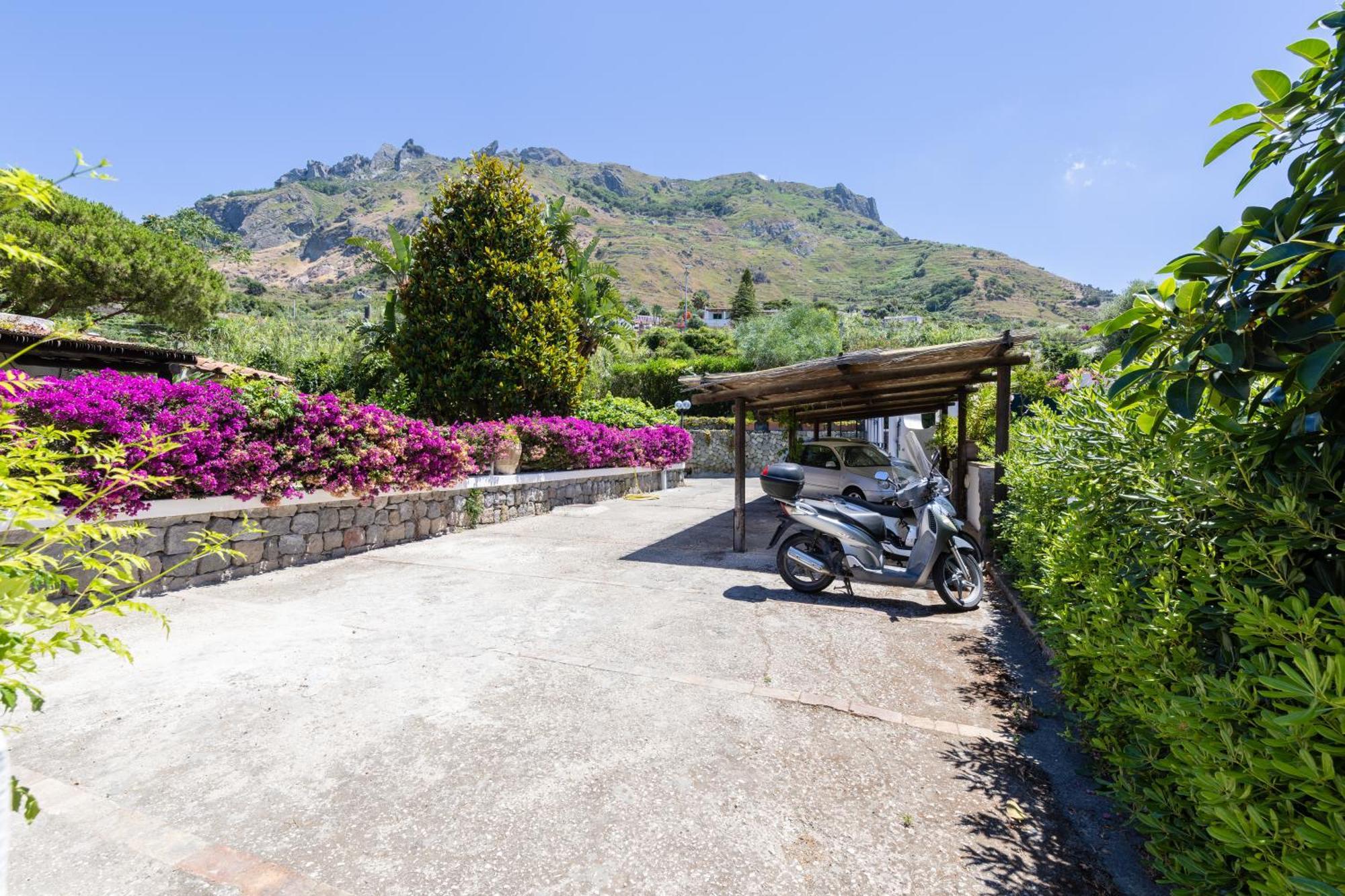 Con Giardino Esclusivo Di 1000 Mq, Piscina, Tennis, Calcio, Bocce * Forio (Isola d'Ischia)